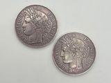 deux pièces d'argent, l'une représentant la tête d'une femme et l'autre ornée d'une couronne