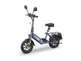 une trottinette électrique sur fond blanc avec un fond blanc