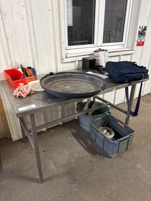 une table en métal sur laquelle est posée une casserole