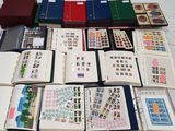 beaucoup de livres posés sur la table, sur lesquels sont apposés des timbres