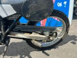une moto tout-terrain garée devant un immeuble