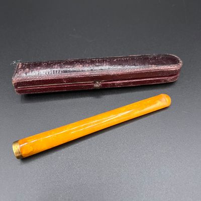 une paire de crayons jaunes et rouges posés l'un à côté de l'autre sur une table