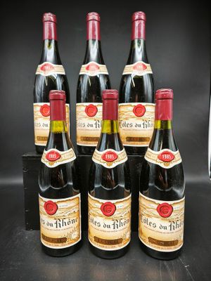 six bouteilles de vin sont alignées sur une table