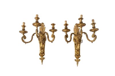 paire d'appliques murales anciennes en laiton sur fond blanc