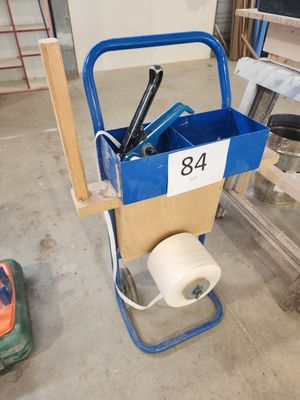 un chariot bleu contenant des outils et un rouleau de ruban adhésif
