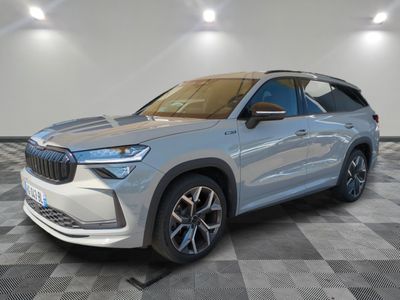 un SUV BMW X2 argenté de 2020 garé sur un sol à damier