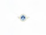 bague en saphir bleu et diamant sur fond blanc