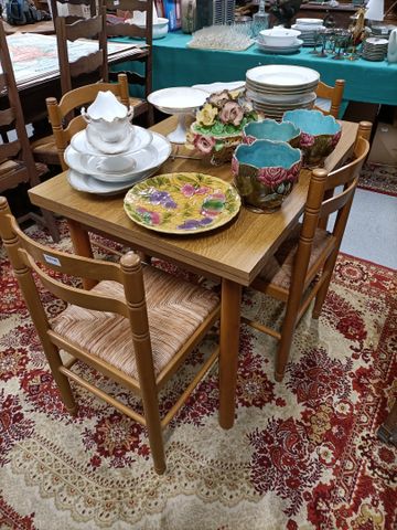 Table de cuisine avec rallonges à l’italienne et 4 chaises paillé