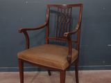 une image représentant une chaise en bois dont l'assise est recouverte d'un tissu de couleur beige