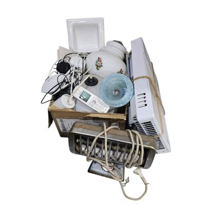 un tas d'appareils électroniques posés sur une boîte