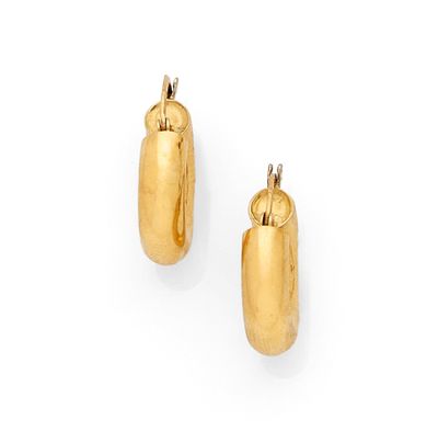 une paire de boucles d'oreilles plaquées or en forme d'anneaux ovales