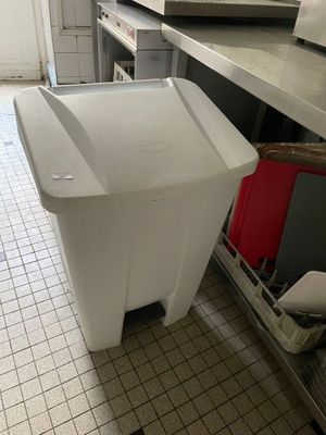 une poubelle posée au milieu d'une cuisine