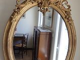 un miroir accroché au mur à côté d'une lampe