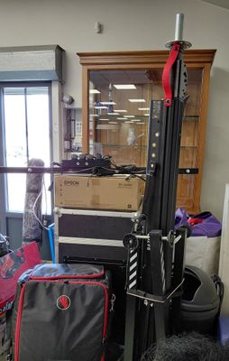 une pile de bagages posée dans un coin d'une pièce