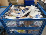 un caddie bleu rempli de cartons et d'autres objets