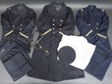 Plusieurs vêtements militaires sont disposés sur une table