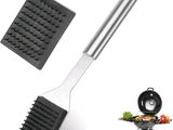 un gros plan d'une spatule sur laquelle est représenté un grill