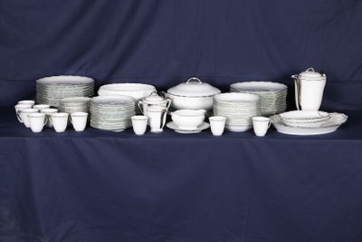 une table sur laquelle sont disposés de nombreux plats de toutes sortes
