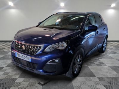 la voiture bleue est garée dans le garage sur un sol en damier