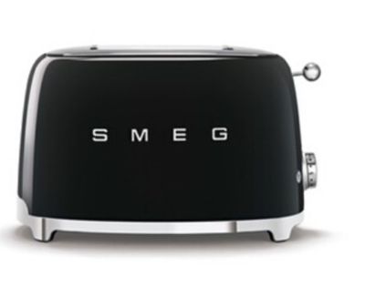 un grille-pain noir sur lequel est inscrit le mot « Smeg »