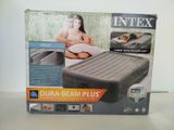 Coffret contenant un matelas gonflable Intex Dura-Beam Plus avec pompe intégrée