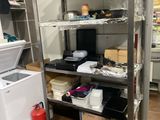 une cuisine équipée d'un lave-linge, d'un sèche-linge et d'un réfrigérateur