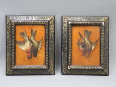 deux tableaux encadrés représentant des oiseaux, sur un support en bois