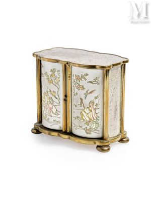 une armoire dorée et blanche ornée d'un motif représentant un oiseau
