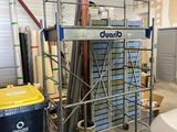 une photo d'un garage équipé d'un échafaudage