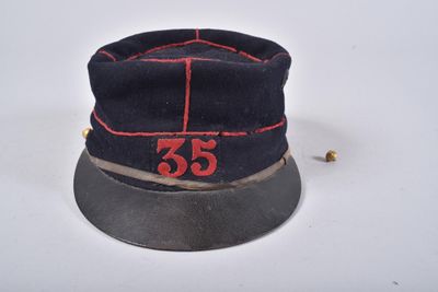 un chapeau noir orné d'un 35 rouge