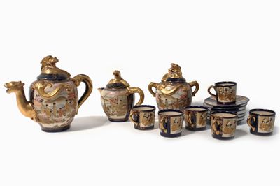 de nombreuses tasses et une théière posées les unes à côté des autres