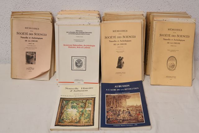 Lot de 2 cartons contenant le mémoire de la Société des Sciences ...