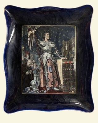 une image d'une assiette avec une peinture dessus