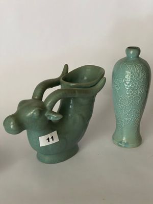 trois vases posés l'un à côté de l'autre sur une table