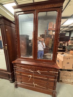 une commode surmontée d'un miroir dans une pièce