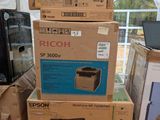 des cartons empilés les uns sur les autres devant une tente blanche