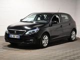la petite voiture noire est garée dans une grande pièce