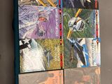 beaucoup de livres accrochés au mur à côté de la bibliothèque