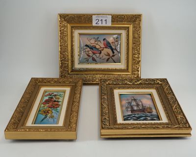trois tableaux représentant des oiseaux et des fleurs, dans des cadres dorés