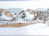 une photo d'une photo représentant des montagnes enneigées