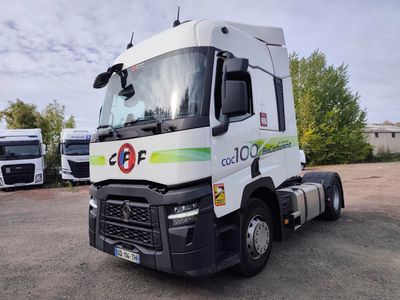 un camion blanc garé dans un parking