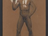 une vieille photo d'un homme tenant un bâton