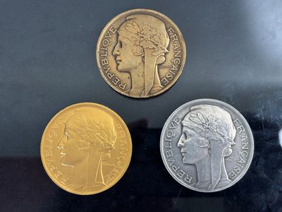 trois pièces différentes posées sur une table, l'une à côté de l'autre