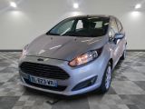 la voiture argentée est garée sur un sol en damier dans le garage