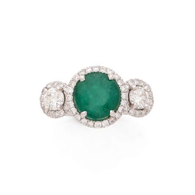 bague à trois pierres en émeraude et diamant