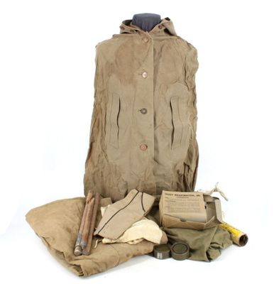 une image représentant un uniforme militaire et des objets disposés sur une surface blanche