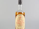 une photo d'une bouteille de whisky posée sur une table
