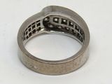 une image d'une bague sur laquelle est gravée la phrase « The Great is here »
