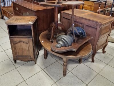 un grand nombre de meubles exposés dans un magasin