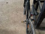 deux vélos garés dans un garage